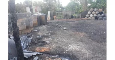 Ribuan Liter Minyak Ilegal dalam Gudang Terbakar di Jambi