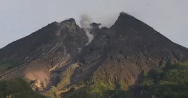 Gunung Merapi Luncurkan Guguran Lava, Warga Diminta Waspada