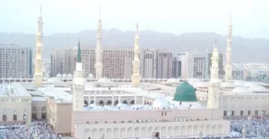 Syekh Saudi Kritik Orang Indonesia Suka Selfie di Masjid Nabawi