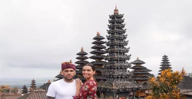 Beribur ke Bali, Dani Alves dan Istri Kunjungi Pura Besakih