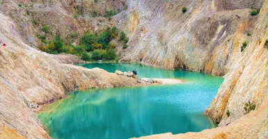 Demi Foto Instagramable, Turis ini Berenang di Danau Beracun