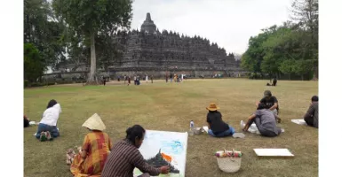 Seniman Indonesia - Vietnam Adu Karya Lukisan Borobudur