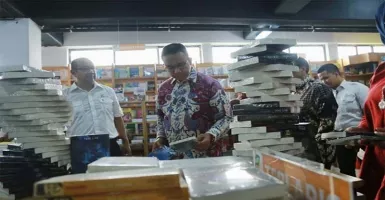 Pak Anies Dengarin Nih Curhat Penjual Buku di Pasar Kenari