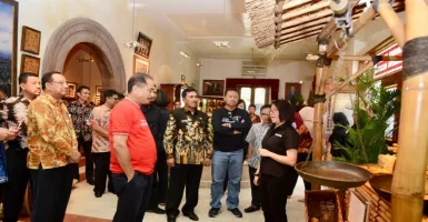 Menpar Cicipi Lezatnya Kuliner Surabaya dan Kunjungi Museum House of Sampoerna