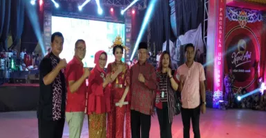 Sasar Wisman Perbatasan, Fitri Carlina Meriahkan Festival Cap Go Meh di Singkawang