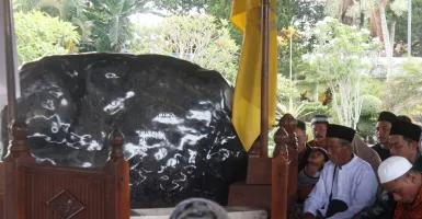 Wisata Sejarah dan Religi di Makam Bung Karno Blitar