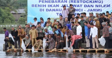 Menteri Susi Restocking Ikan di Danau Kerinci