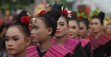 Tampil Mempesona, Mandalika Fashion Carnaval Angkat Kekuatan Kain Tenun Lombok