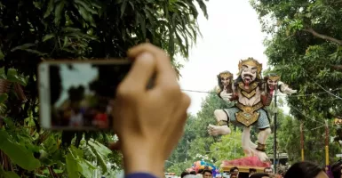 Jelang Nyepi, Umat Hindu Surabaya Arak Ogoh-ogoh