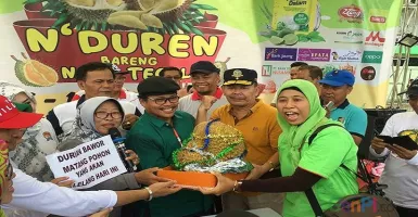 Durian Seberat 8,6 Kg Ini Dilelang di Festival Durian Tegal
