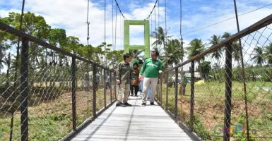 Di Antara Sawah & Bukit, Jembatan Gantung Ini Patut Dikunjungi