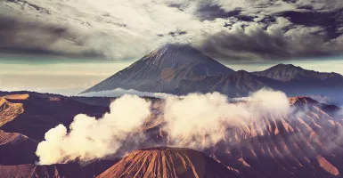 Gunung Bromo Masih Aman Dikunjungi Meski Keluarkan Abu Tipis