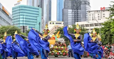 Ribuan Warga Antusias Nonton Parade Bunga Surabaya Vaganza