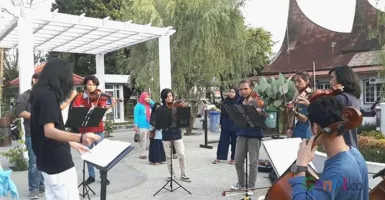 Menikmati Musik Orkestra di Antara Hamparan Sawah. Bisa!