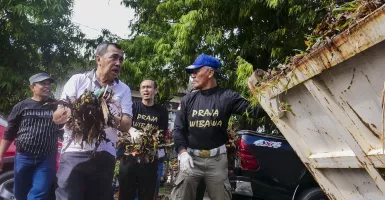 Gubernur Riau Ikut Gotong Royong Bersihkan Sampah di Jalan