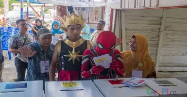 Gatotkaca dan Spiderman Ikut Nyoblos Pemilu di Pekanbaru