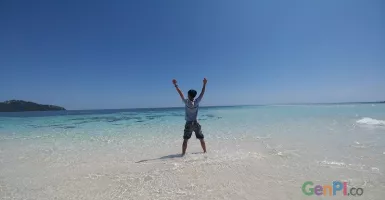 Pesona Pasir Timbul di Pulau Nain