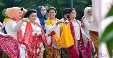 Cantiknya Iriana Jokowi Saat Rayakan Hari Kartini di Solo