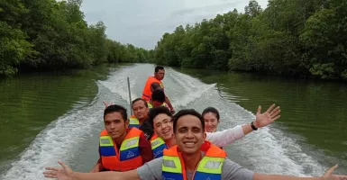 Youtuber Andovi Susuri Hutan Bakau Ballond Mangrove Bintan