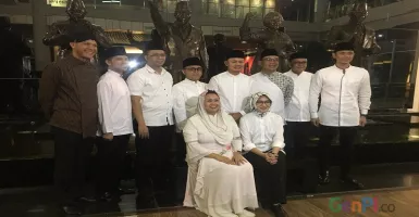 Hadiri Silaturahmi di Bogor, Ganjar Berbusana Lurik dan Blankon