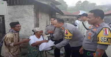 Dikira Mau Razia, Ternyata Puluhan Polisi Bagi-bagi Sembako