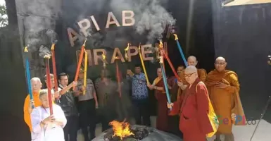 Umat Budha Mengambil Api Abadi Mrapen Di Grobogan