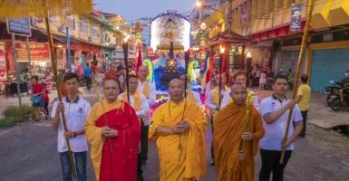 Ribuan Umat Buddha Memeriahkan Pawai Waisak di Pekanbaru