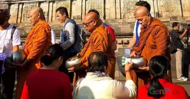 Jelang Puncak Waisak, Ratusan Biksu Laksanakan Ritual Pindapata