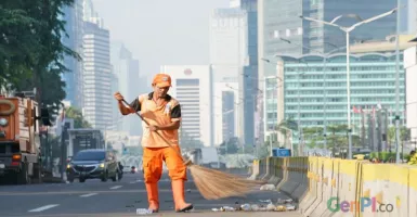 Suka Duka Pasukan Orange Membersihkan Sampah Aksi 22 Mei