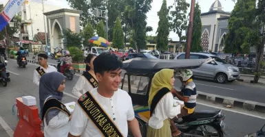 Nou Uti Kabupaten Gorontalo Bagi Takjil di Segi Tiga Emas Limboto