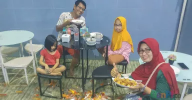 Resto di Pekanbaru Tawarkan Sensasi Makan dalam Kolam Bareng Ikan