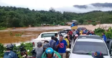 Akses Jalan Putus Akibat Banjir di Trans Sulawesi