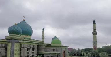 Ribuan Umat Islam Salat Idul Fitri di Masjid An Nur, Pekanbaru