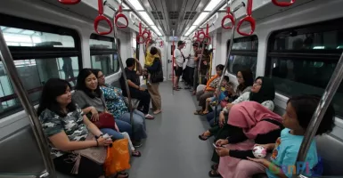 Hari Kedua Uji Coba LRT Jakarta Diserbu Warga
