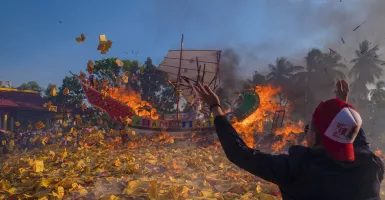Mengintip Ritual Bakar Tongkang di Bagansiapi-api
