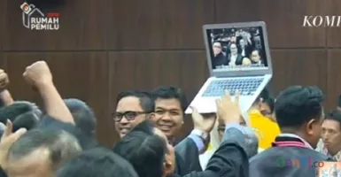 Ngakak, Kubu Prabowo dan Jokowi Wefie Pakai Laptop Usai Sidang