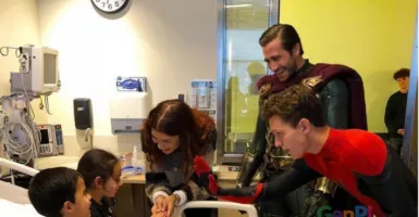 Spider-Man dan Mysterio Kejutkan Anak-anak di RS Los Angeles
