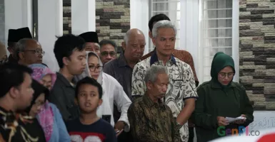 Air Mata Ganjar Pranowo Menggenang Sambut Jenazah Sutopo di Depok