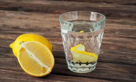 3 Manfaat Rutin Minum Air Lemon, Pria dan Wanita Pasti Suka - GenPI.co