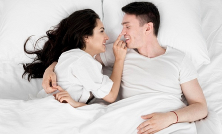 3 Hal Romantis yang dilakukan Pria Sejati Sebelum Tidur - GenPI.co