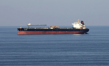 Kapal Tanker Minyak Yunani Hanyut dan Terbakar Setelah Serangan di Laut Merah - GenPI.co