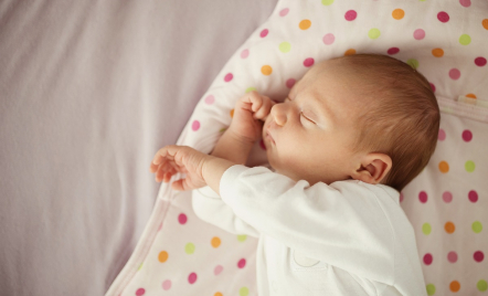 Cara Mengatasi Bayi yang Sering Berkeringat, Mom Jangan Khawatir! - GenPI.co