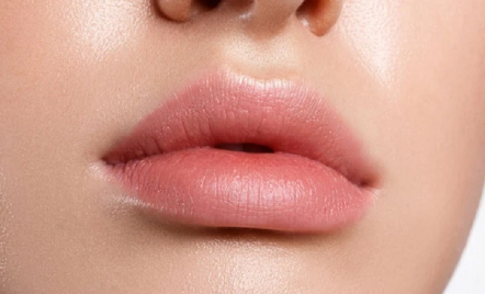 4 Cara Bikin Bibir Tebal dan Basah Tanpa Filler, Gampang Banget - GenPI.co