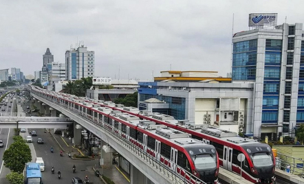 LRT Jakarta Hadirkan Wahana Kereta Zombie Bak di Film Train to Busan - GenPI.co