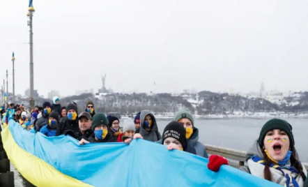 Ukraina dan Sekutu Kritik Komentar Bendera Putih Paus Fransiskus - GenPI.co