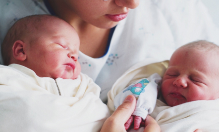 Mengasuh Bayi Kembar Terasa Lebih Mudah dengan 3 Cara - GenPI.co