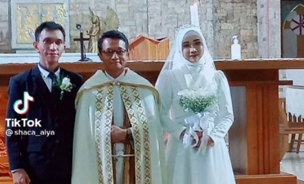 Viral Wanita Berjilbab Menikah di Gereja Semarang, Nih Kata MUI - GenPI.co