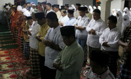5 Tradisi Unik Ramadan di Indonesia, Ada Salat Tarawih 8 Jam - GenPI.co