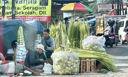 Senyum Merekah, Begini Curhat Penjual Ketupat soal Lebaran 2022 - GenPI.co