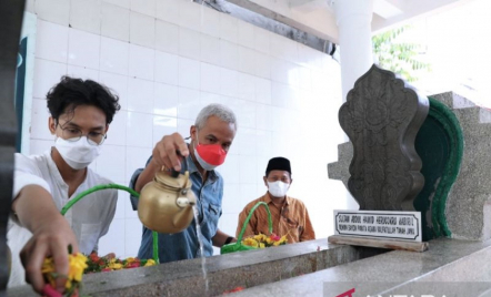 Ganjar Pranowo Ziarah ke Makam Pahlawan Nasional Saat di Sulsel - GenPI.co